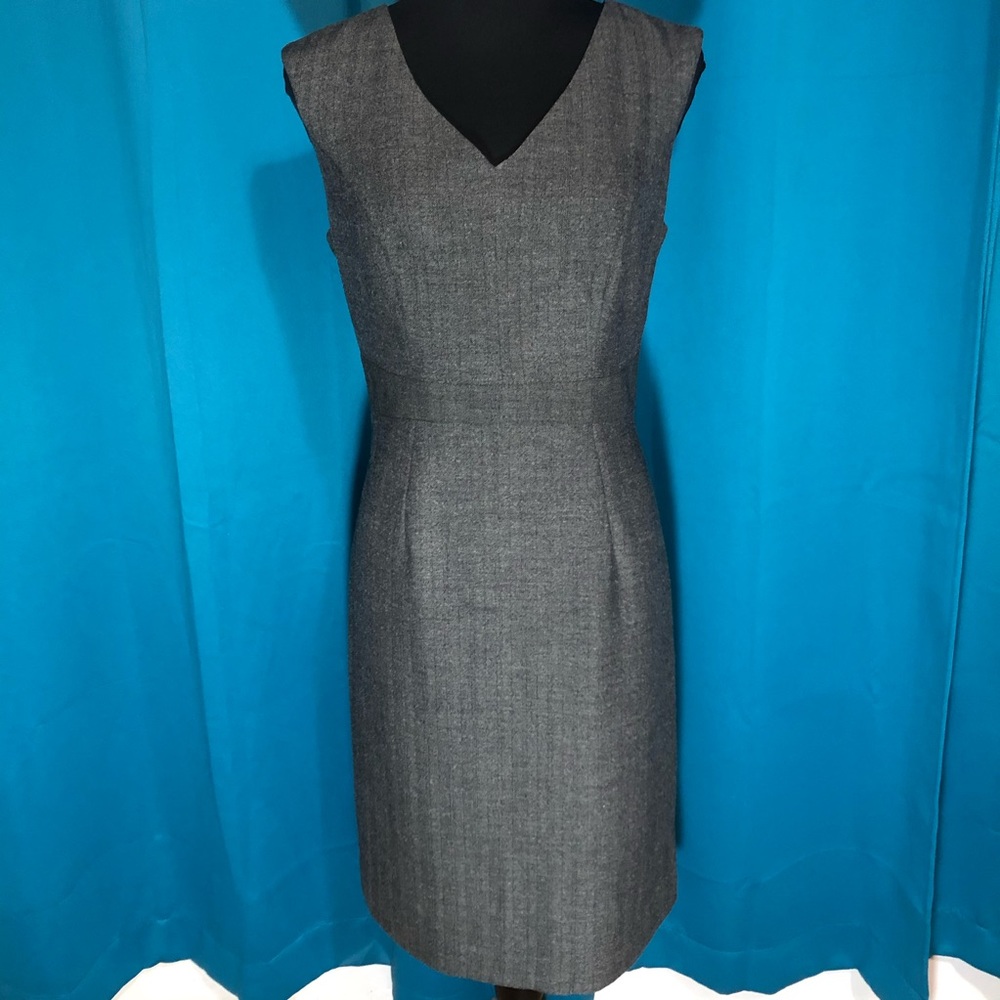 Classic grey sleeveless career dress.🌺